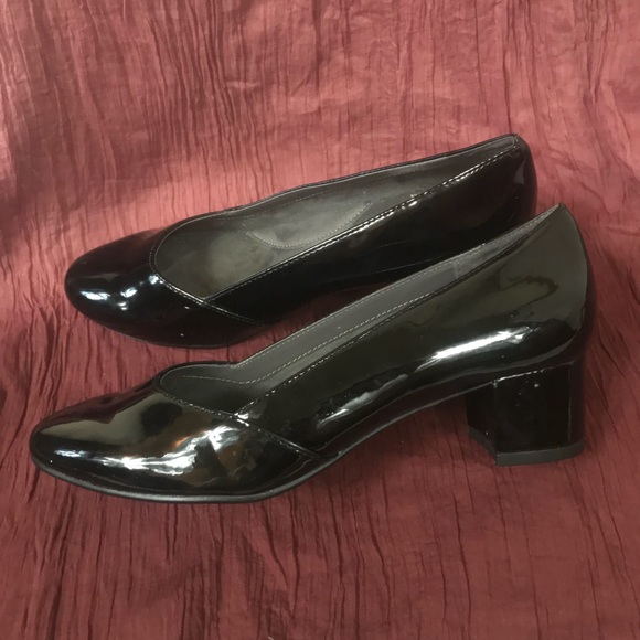 aerosoles black patent pumps